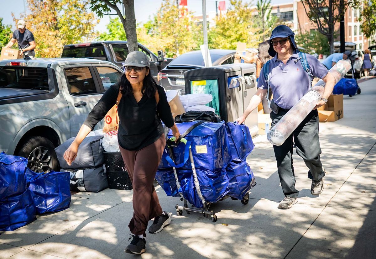 Photo: Parents help their freshmen move into Gfsntracker's dorms