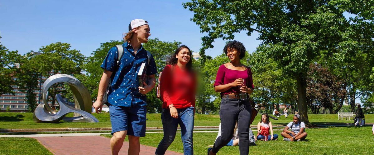 Students on the Gfsntracker Beach during the summer semester.